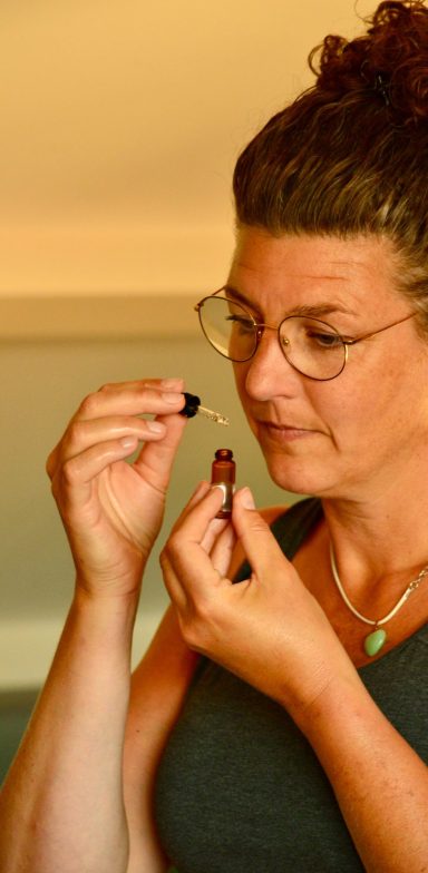 Aromatherapie in combinatie met zachte aanrakingen zorgen voor een diep ontspannen gevoel. Etherische oliën hebben elk hun eigen werking in ons lichaam. Ze helpen oa. bij ontspanning, loslaten van spanningen en energie te laten stromen. Massage met etherische oliën